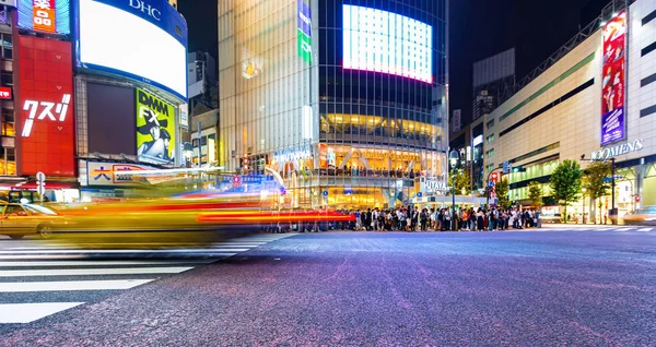 交通穿过涩谷的人行横道, 这是世界上最繁忙的十字路口之一。 — 图库照片