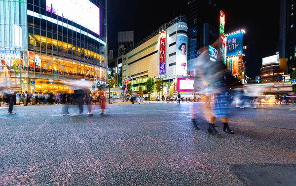 人们穿过涩谷的人行横道, 这是世界上最繁忙的十字路口之一。 — 图库照片