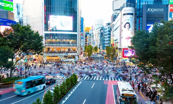 人々 は、渋谷、東京、日本、世界で最も忙しい横断歩道の一つで有名な交差点を横断します。. — ストック写真