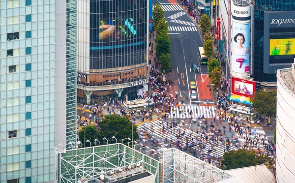 Voetgangers Kruis de Shibuya Scramble oversteekplaats in Tokio, Japan — Stockfoto