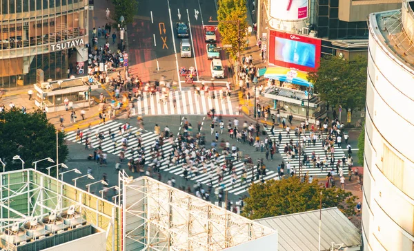 Mensen steken de beroemde kruising in Shibuya, Tokyo, Japan, één van de drukste oversteekplaatsen in de wereld. — Stockfoto