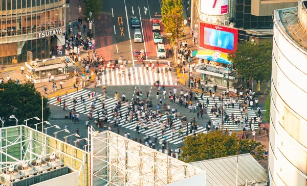 People cross the famous intersection in Shibuya, Tokyo, Japan one of the busiest crosswalks in the world. — Stock Photo, Image