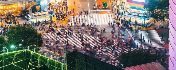 Kişi Shibuya içinde Tokyo, Japonya dünyanın en yoğun crosswalks biri ünlü Kavşağı arası. — Stok fotoğraf