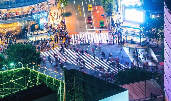 Kişi Shibuya içinde Tokyo, Japonya dünyanın en yoğun crosswalks biri ünlü Kavşağı arası. — Stok fotoğraf