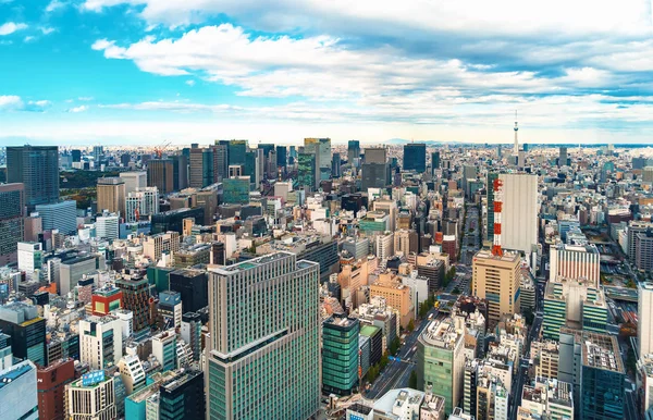 Mraky projít přes mrakodrapy Ginza, Tokyo, Japonsko — Stock fotografie