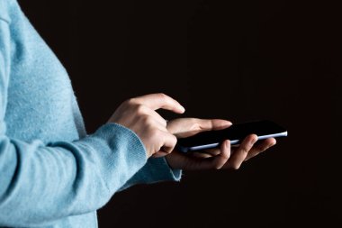 Bir smartphone kullanarak kişi eller