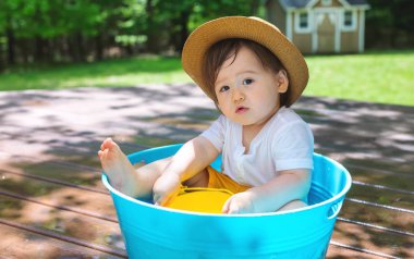 Su ile oynamak genç yürümeye başlayan çocuk