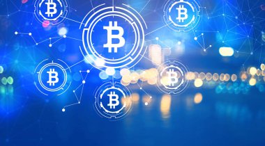Gece şehir ışıkları ile Bitcoin