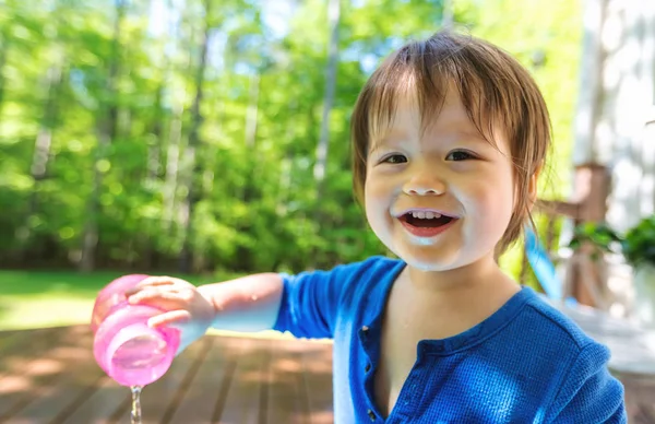 Young toddler boy playing with water — Stock Photo, Image