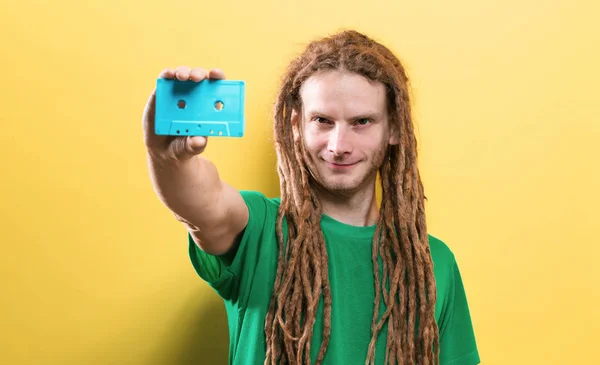 Щасливий чоловік тримає ретро-касету — стокове фото