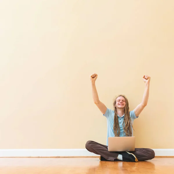 Felice uomo di successo utilizzando il suo computer portatile — Foto Stock