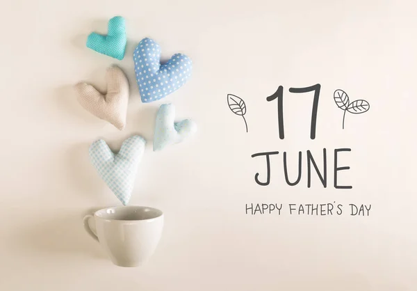 Повідомлення Дня батьків з блакитними серцевими подушками — стокове фото