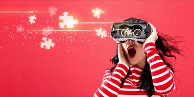 Puzzle parçaları ile bir sanal gerçeklik kulaklık kullanan kadın