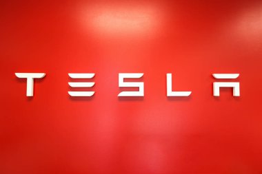 Tesla duvarın bir Tesla mağaza içinde oturum