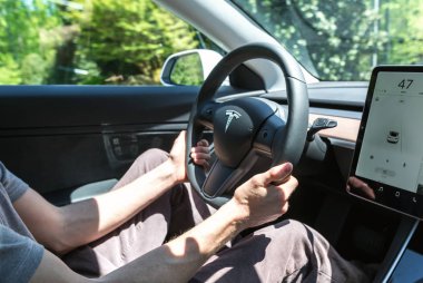 Yeni bir Tesla Model 3 kullanan kişi