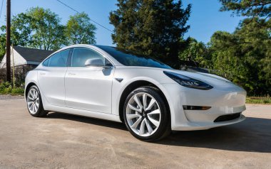 Yepyeni bir beyaz Tesla Model 3