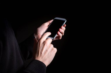 Bir smartphone kullanarak kişi eller