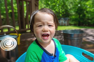 Su ile oynamak genç yürümeye başlayan çocuk