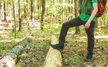 Yürüyüş ayakkabıları orman içinde uzun yürüyüşe çıkan kimse