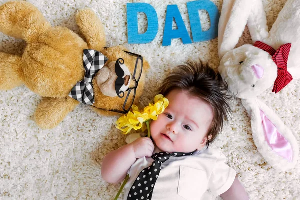 Bébé garçon célébrant la Journée des Pères avec des animaux en peluche — Photo