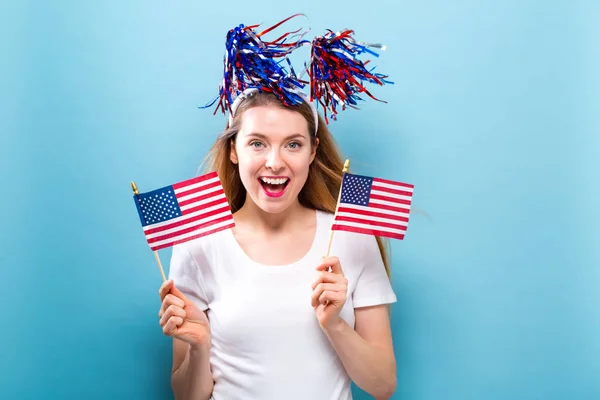 Wanita muda yang bahagia memegang bendera Amerika — Stok Foto