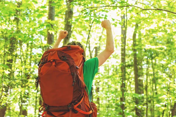 Feliz excursionista levantando las manos en el aire — Foto de Stock