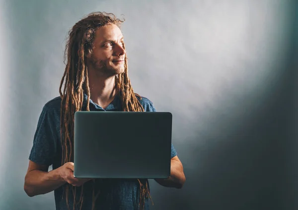 Homem feliz usando um laptop — Fotografia de Stock