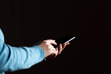 Bir smartphone kullanarak kişi eller