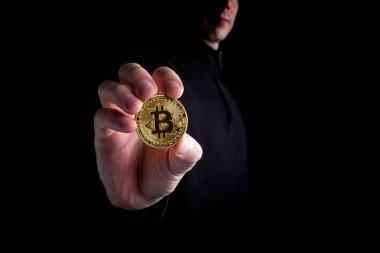 Bitcoin cryptocurrency para elbiseli bir adam ile