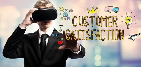 Satisfacción del cliente texto con hombre de negocios utilizando una realidad virtual — Foto de Stock
