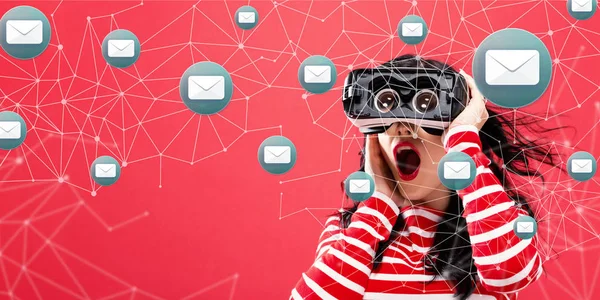 E-Mails mit einer Frau über ein Virtual-Reality-Headset — Stockfoto