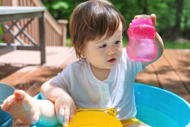 Su ile oynamak genç yürümeye başlayan çocuk