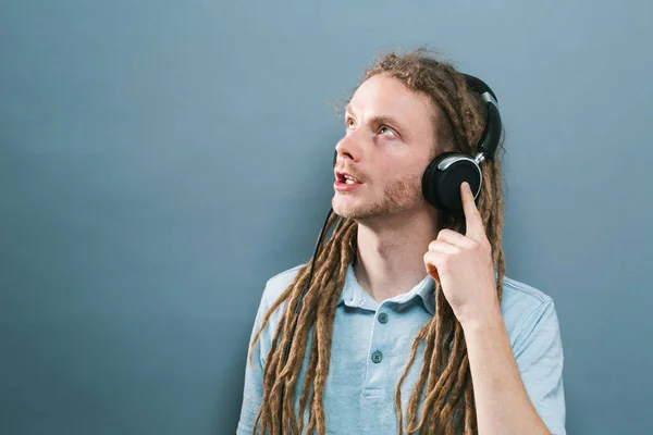 Ο άνθρωπος με τα ακουστικά για ένα συμπαγές φόντο — Φωτογραφία Αρχείου