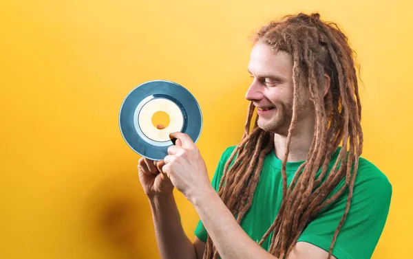 Joven feliz sosteniendo un récord — Foto de Stock