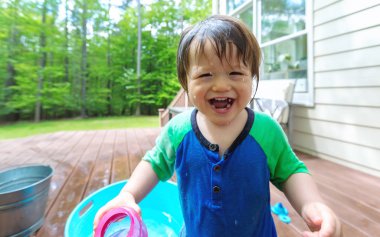 Su ile oynamak genç yürümeye başlayan çocuk