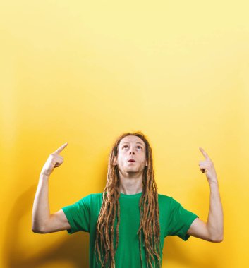 Ulaşan ve yukarı doğru arayan genç adam