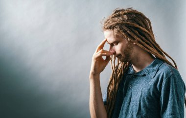 Düşünceli bir poz genç adam