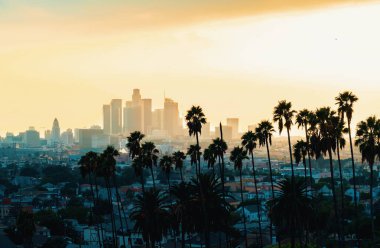 Gün batımında Downtown Los Angeles manzarası