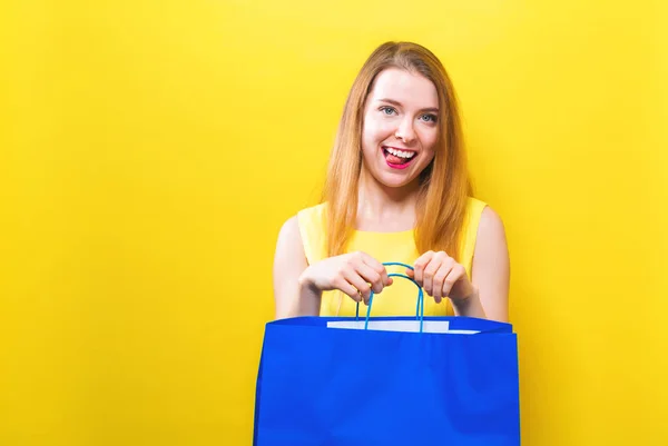 Jovem segurando um saco de compras — Fotografia de Stock