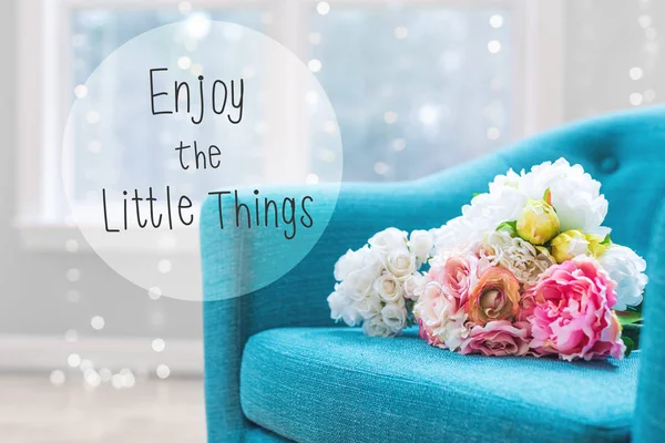 Disfruta del mensaje de The Little Things con ramos de flores con silla —  Fotos de Stock