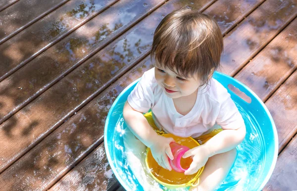 Jonge peuter jongen spelen met water — Stockfoto