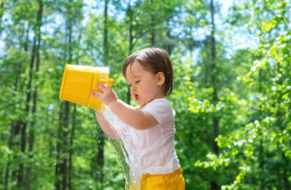 水と遊ぶ若い幼児の少年 — ストック写真