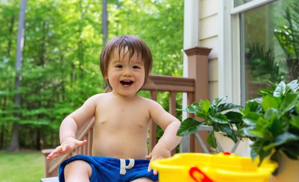 Χαρούμενος Νεαρός Μικρό Αγόρι Toddler Χαμογελώντας Εκτός — Φωτογραφία Αρχείου