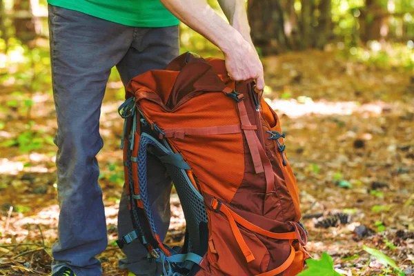 Caminante sosteniendo su mochila de camping — Foto de Stock