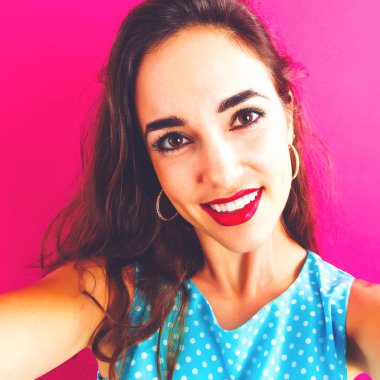 Genç bir kadın selfie çekiyor. 