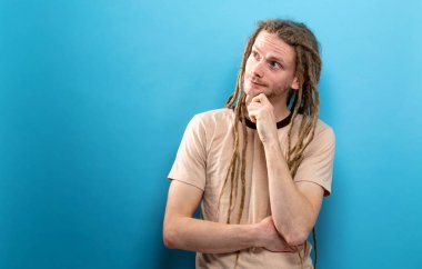 Düşünceli bir poz genç adam