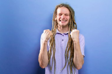 Sağlam bir arka plan üzerinde başarılı genç adam