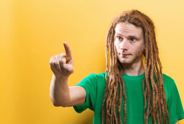 genç adam bir şeye işaret