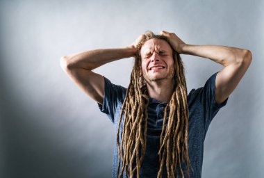 Sağlam bir arka plan üzerinde vurguladı duygu genç adam