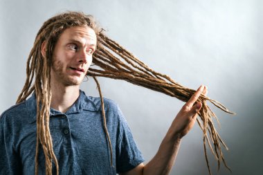 Adam Saçına bakarak dreadlocks ile